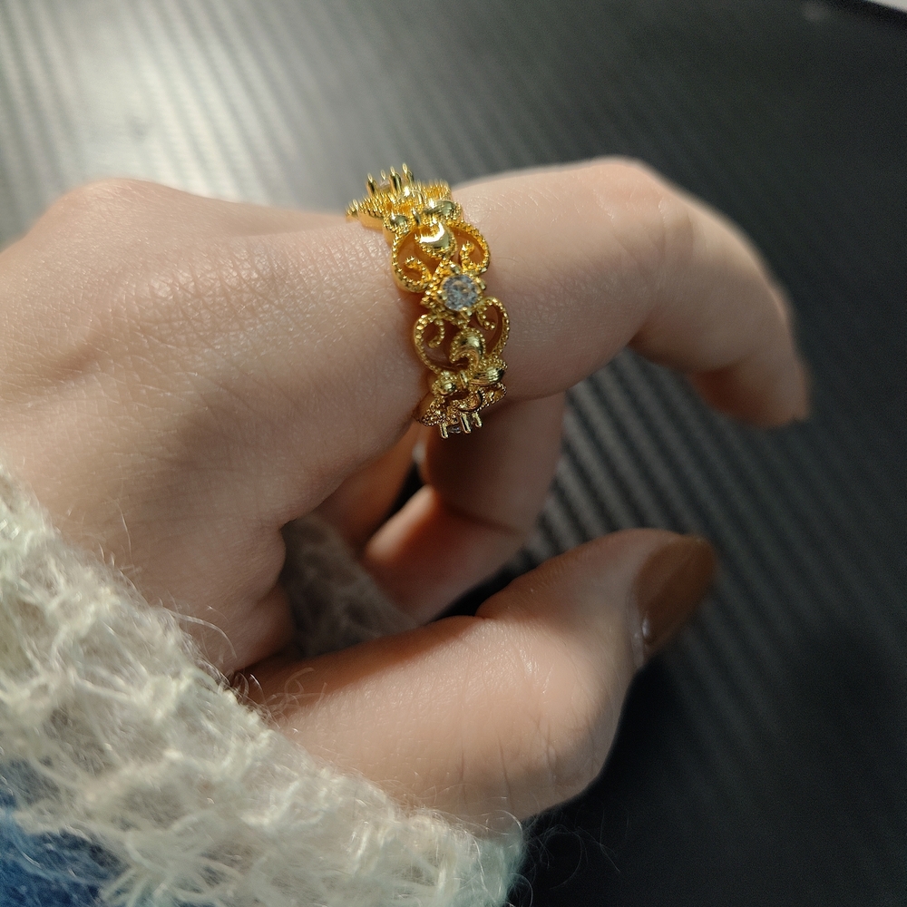 Elegant Gold Floral Ring